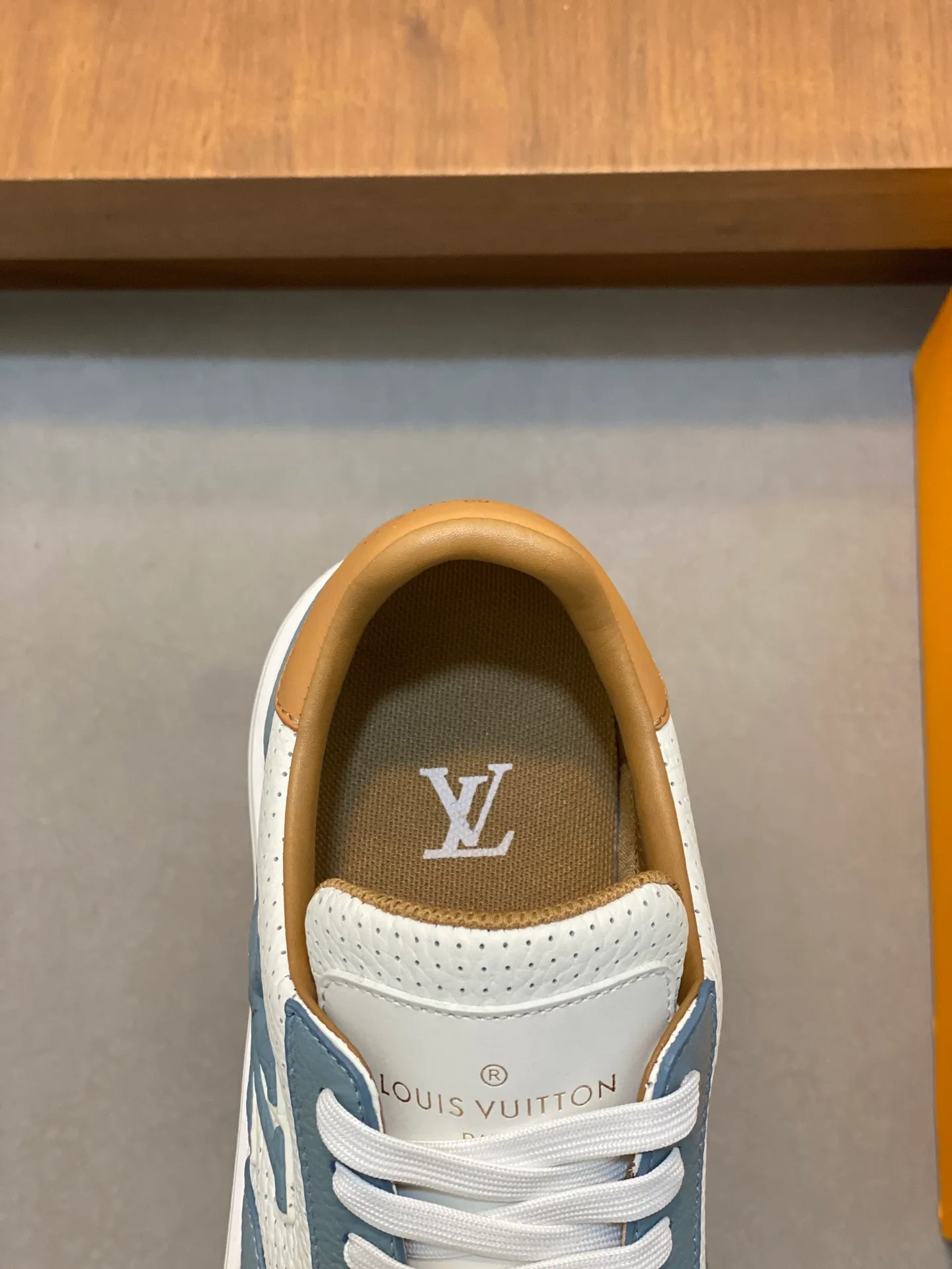 Factory Price: 400💰LV🔍Top Purchasing Agency🇮🇹 Lu Street Boy’s popular sports shoes counter synchronized, uppers imported from Italy cowhide fabric, high-quality complex splicing crafts, imported water-dyed cowhide lining cowhide feet Sole: Original sole provided by the original factory, T men's men's shoes 💰U exclusive movable molded sole, super comfortable, original factory follow-up goods, 🔍🔍high quality, can be entered and exited the counter at will, welcome to compare, code number 39-44 (order 38 45)